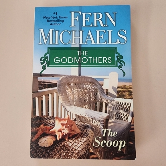 2 Fern Michaels Novels "The Scoop" and "Southern Comfort"-Paperback Books - Picture 3 of 9